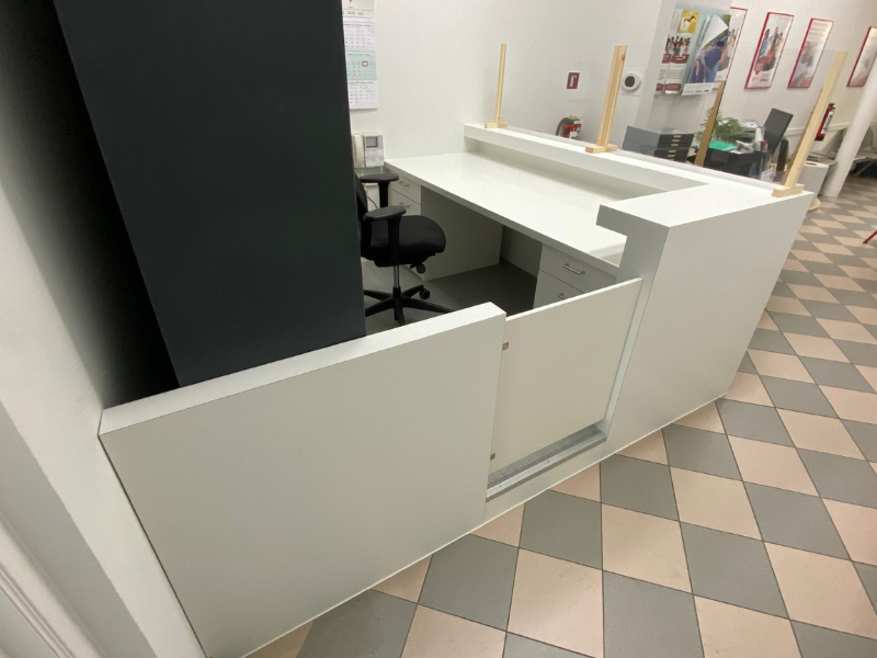 Desk d'accueil en stratifié blanc mat