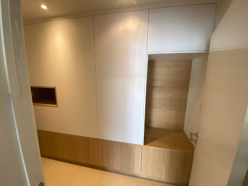 Mobilier en mélaminé blanc mat et panneaux en chêne