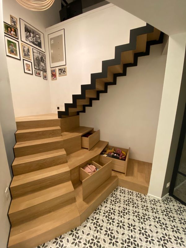 Escalier avec mobilier incorporé en chêne, escalier métallique noir et marche en chêne